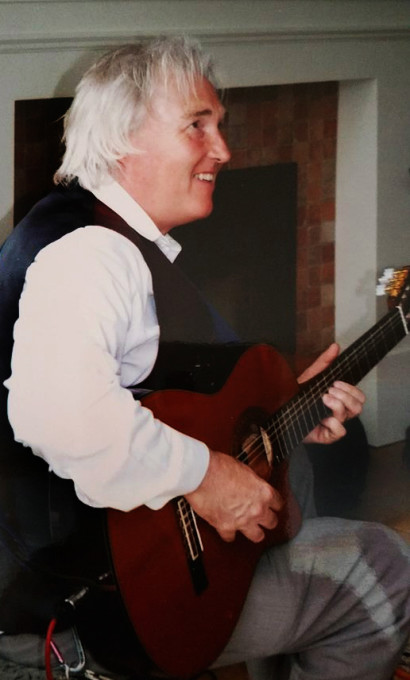 Derek-playing-guitar-at-Suz-and-Tony-wedding